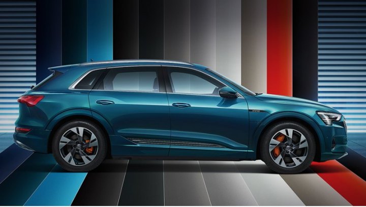 Сейчас в Китае предлагается импортный Audi e-tron (на фото), но исключительно в топ-версии 55…