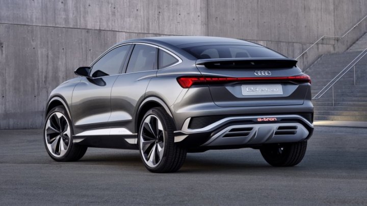 С нуля до 100 км/ч 306-сильный Q4 Sportback e-tron ускоряется точно так же, как Q4 e-tron, — за 6,3…