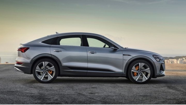 Audi e-tron Sportback в начальном исполнении Premium отличается от базовой модели e-tron только…