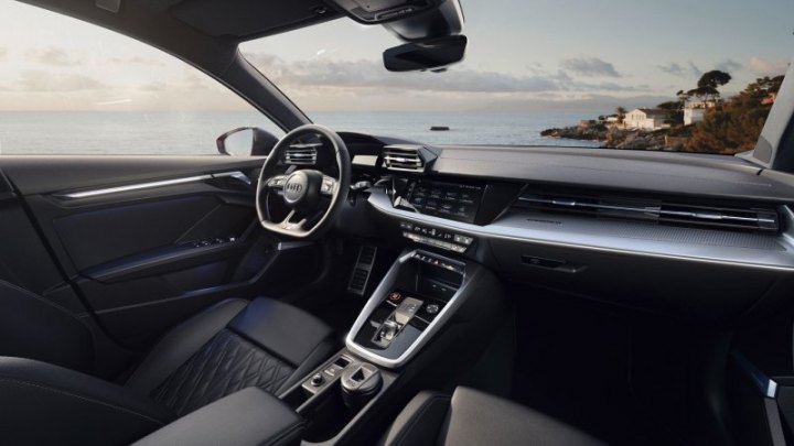 Несмотря на вставки из алюминия и углеволокна интерьер легко спутать с Audi A3, но мешает усеченный…