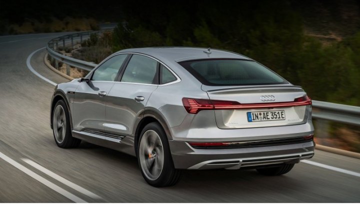 Второй бортовой чарджер уже доступен на моделях e-tron 55 и e-tron Sportback 55, а для исполнений…
