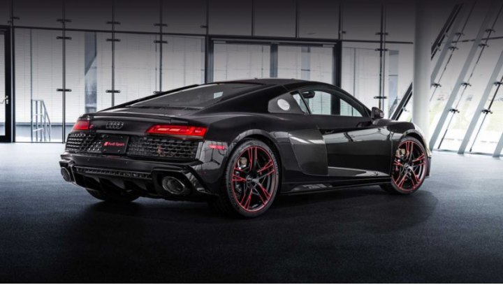 Специальная серия выделяется окраской кузова Panther Black с кристаллическим эффектом, дополненной…