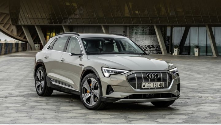 Audi e-tron (на фото) появился в 2018 году. Сейчас у него два кузова (обычный и Sportback) и три…