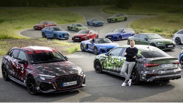 Около грядущих новинок позирует новый управляющий директор Audi Sport Себастьян Грамс. На заднем…