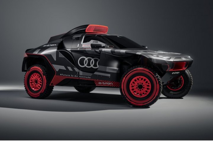 Глава группы Motorsport Design в Audi Хуан Мануэль Диас сказал, что машина выглядит футуристично,…