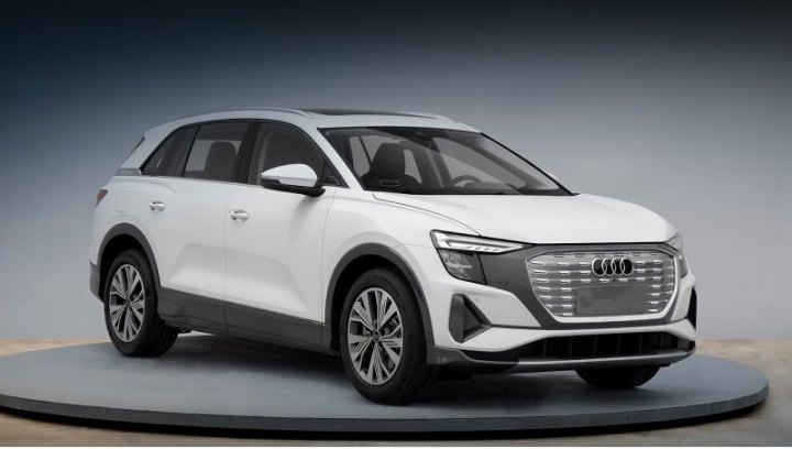 В сравнении с «просто» Audi Q5 семиместный e-tron значительно крупнее: длина — 4876 мм (+194),…