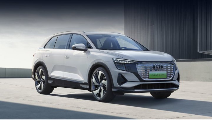 Электрокар Q5 e-tron был представлен в ноябре в двух версиях: 40 e-tron (на фото) с одним мотором…