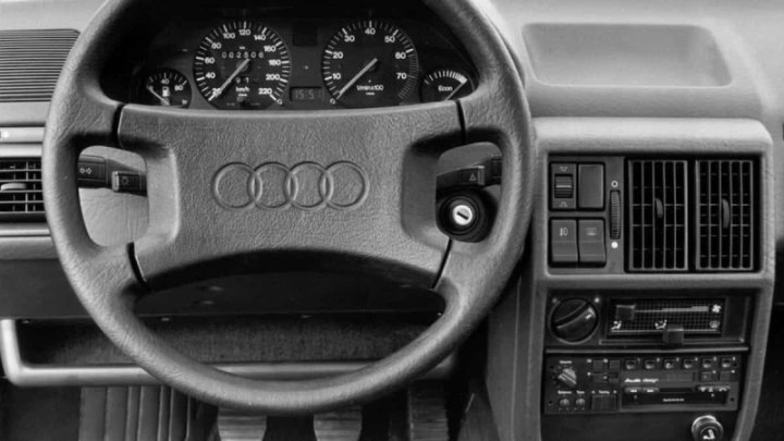 При этом Audi 100 C3 вовсе не казалась тяжеловесной. Скорее, наоборот – благодаря горизонтальным…