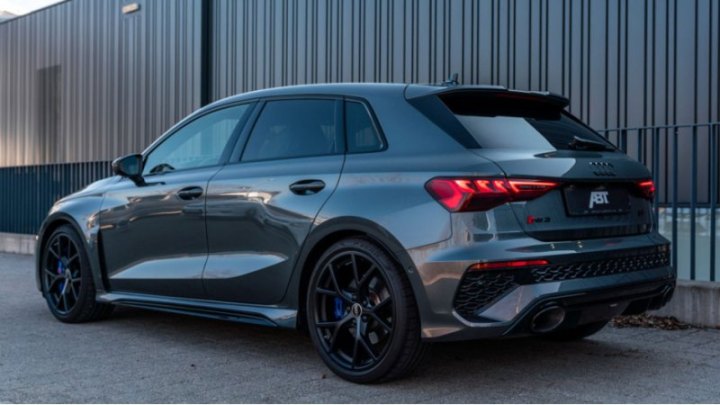 За отдельную плату в двери Audi RS 3 мастера доработок установили проекторы, транслирующие логотип…