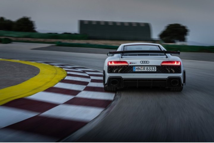 Внешне R8 GT отличается эмблемами суперкара, в том числе есть надпись «R8 GT» сзади в черном цвете.…
