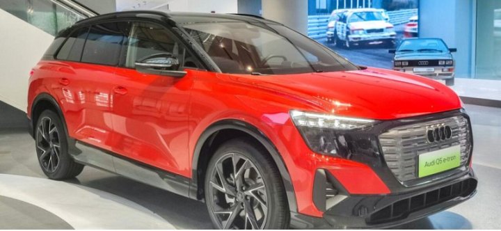 В РФ начались продажи электрокроссоверов Audi Q5 e-tron по цене от 5,85 млн рублей