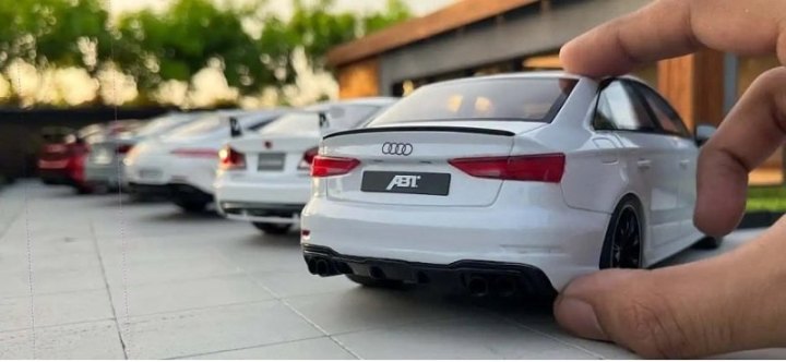 Модельки спортивных Audi RS3 и BMW M5 в масштабе 1/18 выглядят очень мило