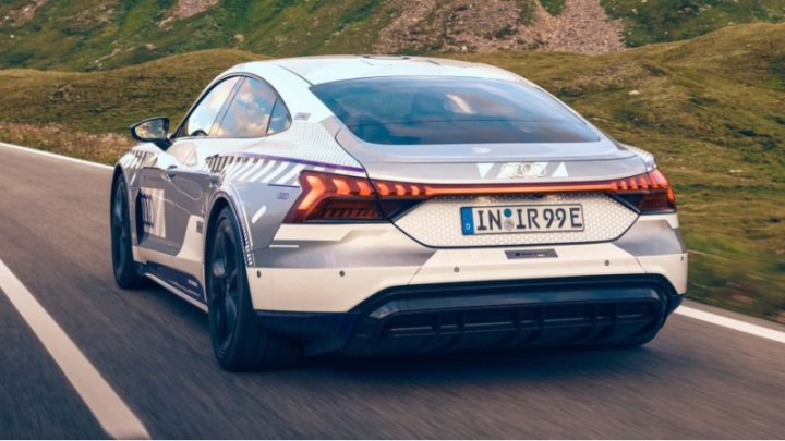 В Соединенных Штатах в 2024 году модельный ряд E-Tron GT получил некоторые небольшие обновления.…