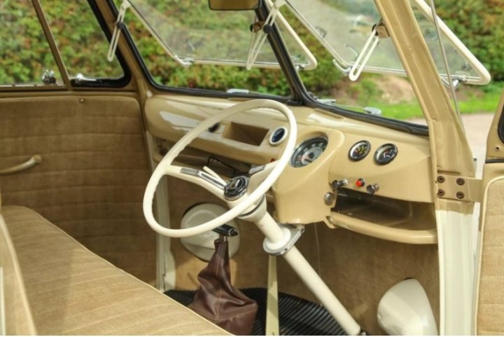 Car & Classic продает это творение и отмечает, что дом на колесах может вместить большую…