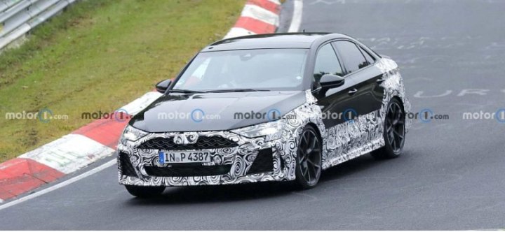 Компания Audi тестирует обновленные версии быстрых седанов Audi S3 и RS3