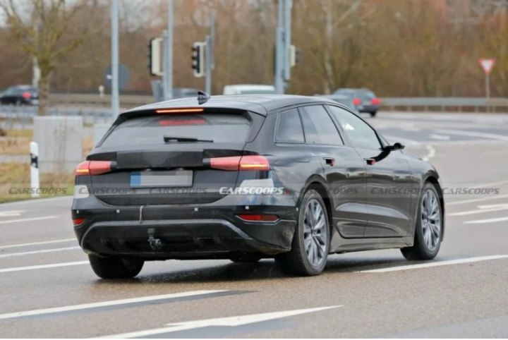 A6 Avant e-tron демонстрирует цифровые камеры заднего вида вместо классических зеркал. Сзади модель…