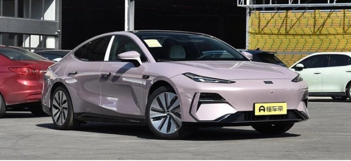 Автодилеры озвучили цены на новые Audi Q5, BMW X1 и Geely по серому импорту