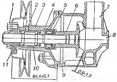 Рос. 22. Жидкостный насос двигателей ВАЗ-2105 И -2106: 1 - болт; 2 - стопорный винт; 3 - крышки; 4…