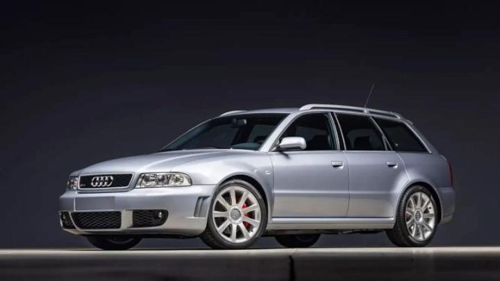 За сколько можно купить «заряженный» универсал Audi RS4 B4 с пробегом 11 000 км.