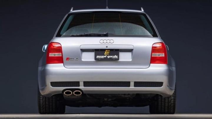 RS4 поколения B5, который выпускался в период с 1999 по 2001 год, можно было купить только в кузове…