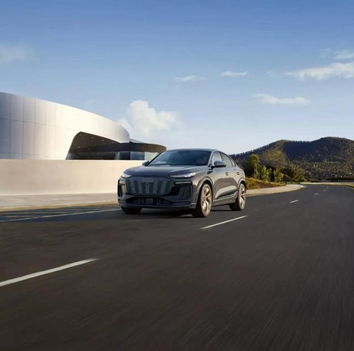 Компания Audi показала 509-сильный электрический купе-кроссовер