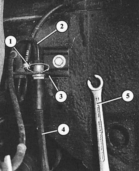 Ako su kočione cijevi (2) i kočiona crijeva (4) metalnim nosačima (3) spojeni na šasiju ili na…