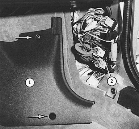 Ovdje je bočna obloga (2) kod nogu vozača odvrnuta. Strelice označavaju vijke za pričvršćivanje.…