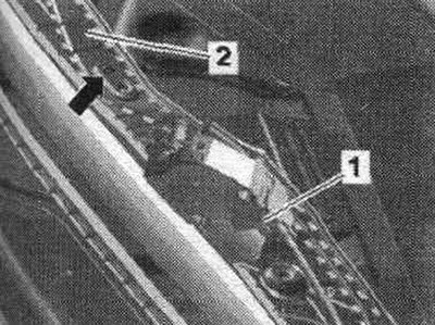 ...z tyłu po prawej (wydłużony otwór) «strzałka» obok silnika «1» wiertłem o średnicy 8 mm.