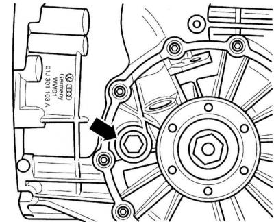 4. Odvijte čep za punjenje na lijevoj strani mjenjača (strelica na priloženoj ilustraciji).