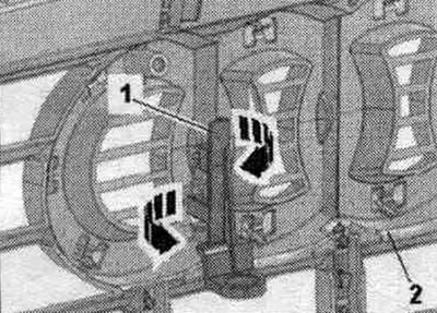 Зняти датчик зовнішнього темпу. «G17». Розблокувати затискачі «стрілки» та зняти кронштейн «1» з…