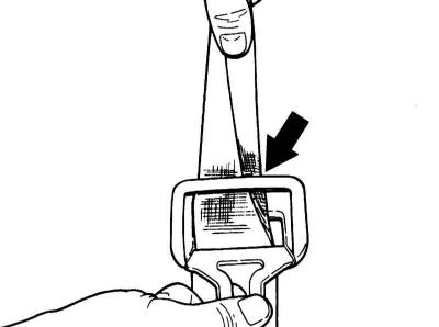 1. Potpuno izvucite sigurnosni pojas i provjerite ima li na remenu oštećenih niti.