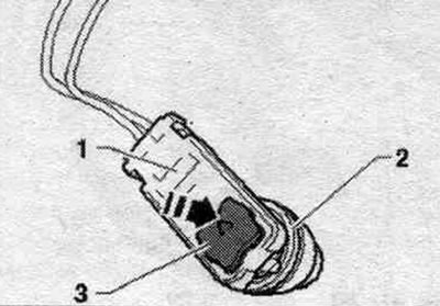 Zawieś generator gazu «3» na sworzniu i dokręć ręcznie nakrętki kołpakowe «1» i «2». Dokręć…
