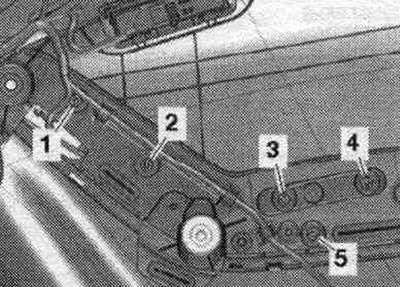 Zdejmij wykończenie drzwi. Zdejmij przedni podłokietnik. Zdejmij panel sterowania podnośnikiem…