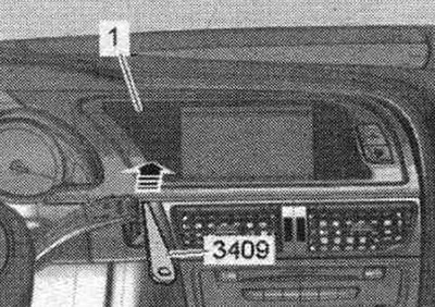 Прыпадняць накладку «1» дысплея ММИ клінам «3409» за куты «стрэлка» і зняць яе. Раз'яднаць…