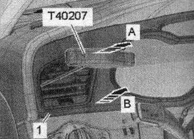 Раскліпсаваць вечка «1» экрана MMI пры дапамозе кліну «Т10383» знізу з пярэдняй панэлі «стрэлка Ў».…