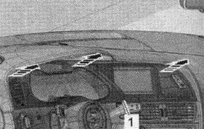 Асцярожна раскліпсаваць крышку «1» экрана MMI з пярэдняй панэлі «стрэлкі». Раз'яднаць штэкернае…