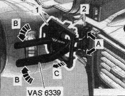 Уставіць абцугі для дэмантажу замка запальвання «VAS 6339» у клапаны накладкі. Усталяваць канцы…
