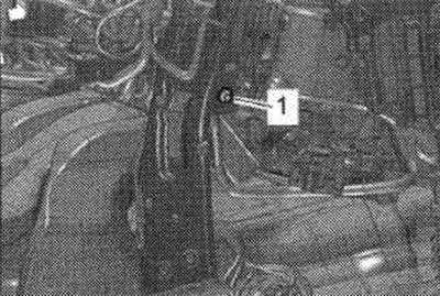 Unscrew bolt «1» of the air conditioning system on the left and right side of the central pipe…