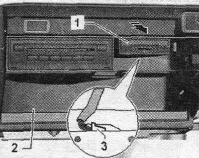 Б/к доступу да сеткі Інтэрнэт «J666» «1» размешчаны ў зав. скрыні «2». Выключыць запальванне.…