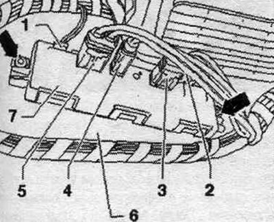 Антэнны ўзмацняльнік 3 «R112» знаходзіцца за левай ашалёўкай багажніка. Выключыць запальванне.…