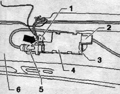 Антэнны ўзмацняльнік 3 «R112»/антэнны ўзмацняльнік 4 «R113» знаходзяцца на стойцы З злева і справа.…