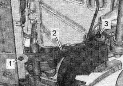 Выкруціць ніт «1» і гайку «3». Зняць распорку «2» рамкі радыятара справа.