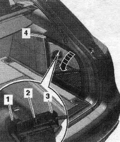Выключыць запальванне. Адкрыць вечка «4» правай бакавой ашалёўкі багажніка «стрэлка». Раз'яднаць…