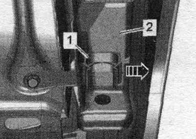 Jeśli uchwyt pompki spryskiwaczy «V5» jest uszkodzony, należy go wymienić. Za pomocą śrubokręta…