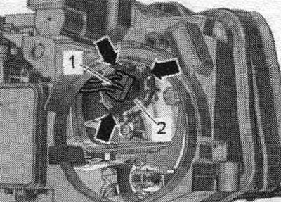 Выняць лямпу «2» з спружынных клямараў «стрэлкі». Адлучыць штэкернае злучэнне «1» лямпы.