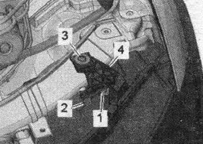 Выкруціць балты «2, 3». Адкруціць ніт «1» і атрымаць, наколькі гэта магчыма. Зняць кранштэйны «4»…