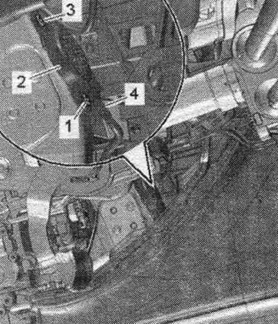 Изключете запалването. Свалете предния капак. панел от страната на водача. Развийте болтовете «1» и…