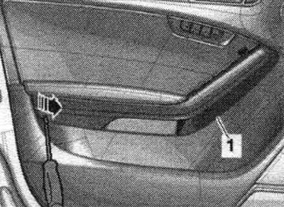 Изключете запалването. Поставете отвертка отдолу в отвора в лайсната «1». Внимателно, започвайки…