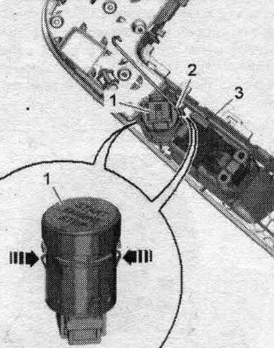 Автомобили, оборудвани с MMI-Base; изваждане на щепсела от централната конзола. Автомобили с…