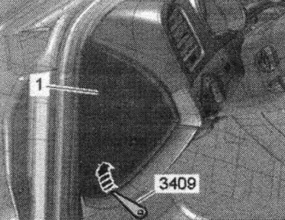 Прыпадняць бакавую накладку «1» зав. панэлі клінам «3409» «стрэлка» і зняць.
